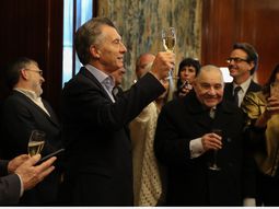 El Presidente brindando con periodistas acreditados en Casa Rosada.