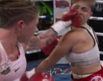 Decime qué se siente: el impresionante golpe de Duer a una boxeadora