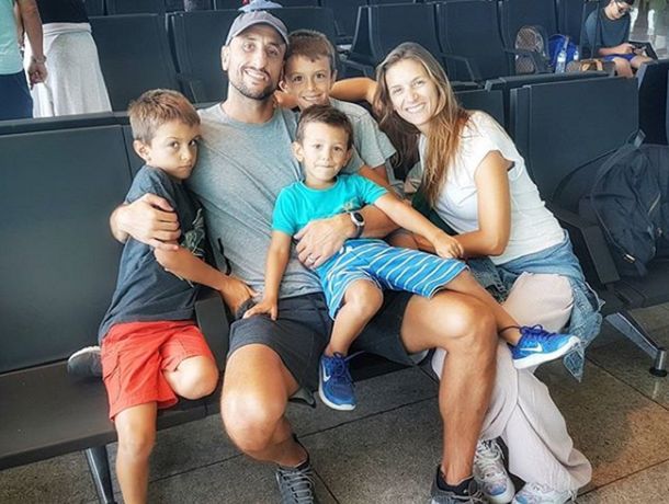 El bahiense junto a su mujer y sus tres hijos