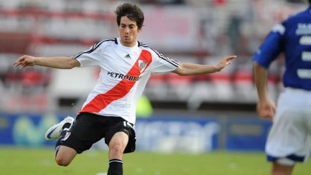 En 2008, Flores llegó a River con el objetivo de relanzar su carrera.  En 2008, Flores llegó a River con el objetivo de relanzar su carrera.