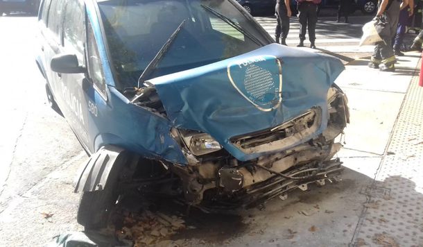 Impresionante choque y vuelco entre dos patrulleros en Parque Patricios