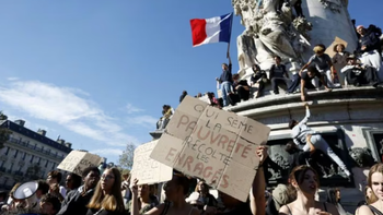 mas de 200 detenidos en una jornada de protestas masivas en francia