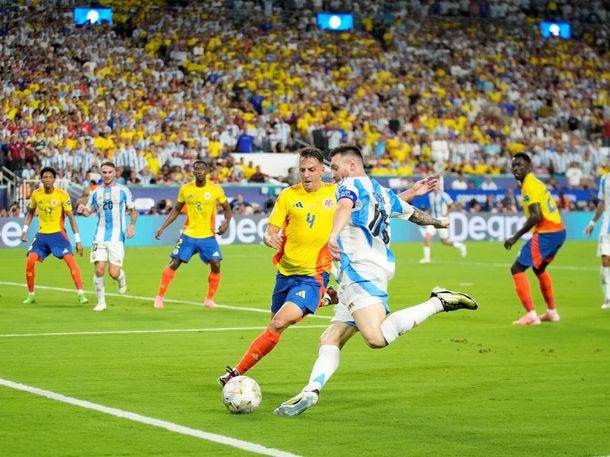 Refuerzo de Selección para Independiente: Santiago Arias llegó al país para firmar su contrato