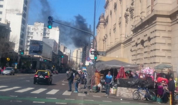 Tensión en Once por el incendio de un edificio: trabajaron 5 dotaciones de bomberos