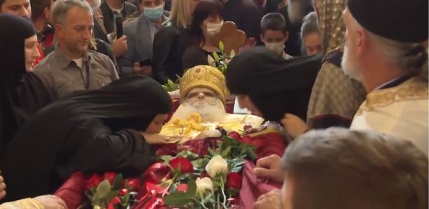 Montenegro: Miles de personas despidieron con un beso a un obispo que murió por coronavirus