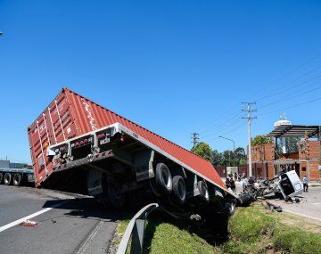 Caos en Panamericana por el vuelco de un camión que transportaba un contenedor