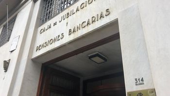 La Asociación de Empleados Bancarios del Uruguay aprobo ún rescate de la Caja Bancaria por 1.200 millones de dólares. La Asociación de Empleados Bancarios del Uruguay aprobo ún rescate de la Caja Bancaria por 1.200 millones de dólares.