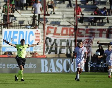 El árbitro Paletta, ampuloso en sus gestos por los cánticos de los hinchas de Huracán