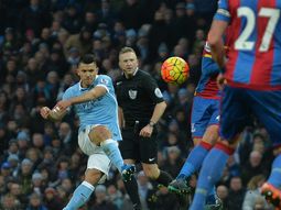 Agüero metió un doblete para la goleada del City, que por ahora es líder