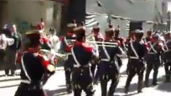 ni los granaderos logran resistirse al hit del mundial ni los granaderos logran resistirse al hit del mundial