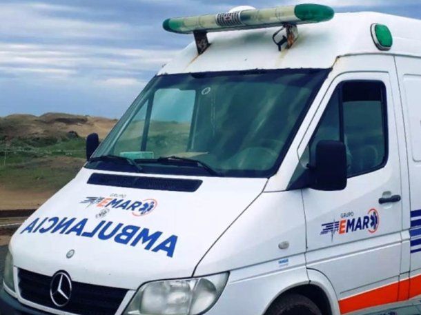 La ambulancia Fiat Ducato de la empresa Grupo Emergencias del Mar (EMAR), con base en Pinamar, había quedado varada. La ambulancia Fiat Ducato de la empresa Grupo Emergencias del Mar (EMAR), con base en Pinamar, había quedado varada.