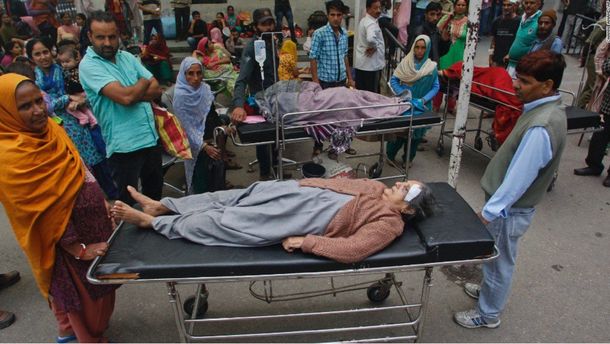 Más de 200 muertos y más de 100 heridos por un terremoto en Pakistán