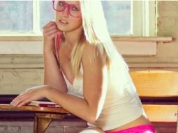 Una maestra de 23 años es suspendida por sexy
