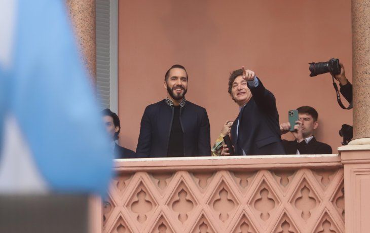 Javier Milei y Nayib Bukele, en el balcón de la Casa Rosada.