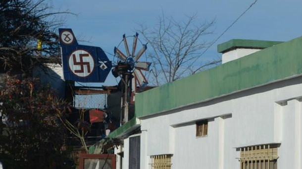 La casa tiene una veleta con la esvástica y otro escudo nazi
