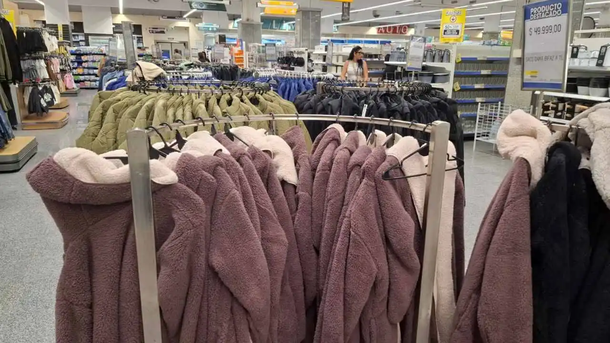 El supermercado que vende ropa de invierno con precios bajisimos