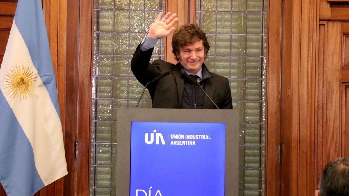 Javier Milei y Luis Caputo se bajan del acto de la UIA y el Gobierno ...