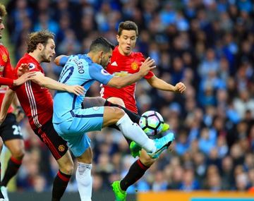 El Kun Agüero, ante la marca de tres jugadores del Manchester United