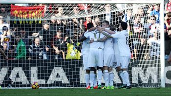 Todos abrazan al colombiano ante las quejas de los rivales Todos abrazan al colombiano ante las quejas de los rivales