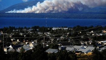 intentan controlar un incendio forestal entre villa la angostura y bariloche intentan controlar un incendio forestal entre villa la angostura y bariloche