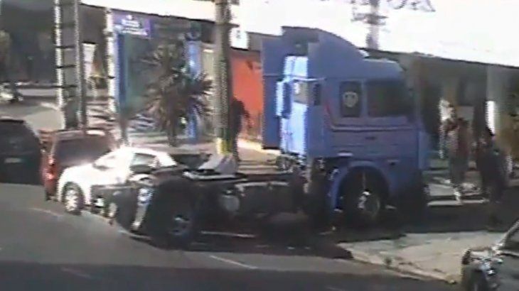 VIDEO: Camión perdió el control y chocó 4 autos estacionados