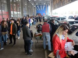 Largas colas para aprovechar el descuento en supermercados