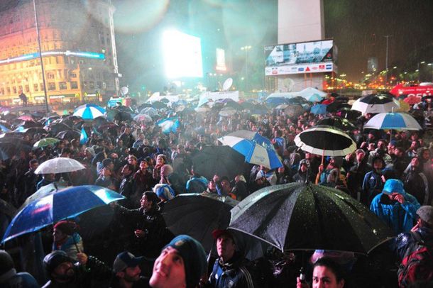 #NoTeVayasLio: los argentinos se empaparon para suplicar por la Pulga