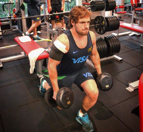 Nico Sánchez entrena con sus tatuajes tapados