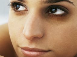 El truco casero de maquillaje para eliminar ojeras y bolsas rápidamente El truco casero de maquillaje para eliminar ojeras y bolsas rápidamente