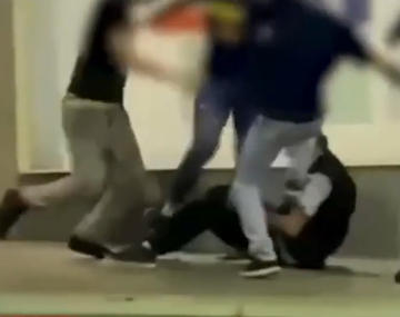 Graban una brutal golpiza en patota a la salida de un boliche en Córdoba