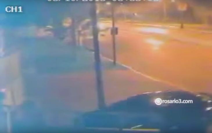 A lo Chano: se robó un auto destrozando un portón y manejando marcha atrás