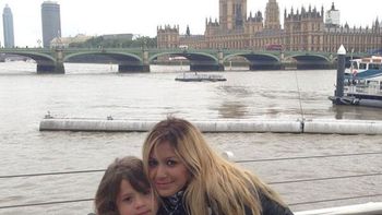 la princesita karina y su hija posan para el kun agüero la princesita karina y su hija posan para el kun agüero