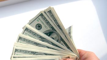 el dolar negro trepo a $8,70 y el oficial cerro a $5,165 el dolar negro trepo a $8,70 y el oficial cerro a $5,165