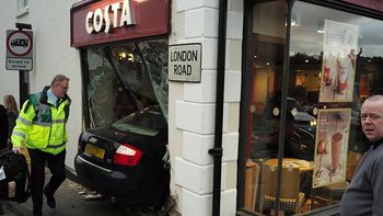 un hombre de 88 anos choco su audi a4 contra un cafe y mato a una mujer un hombre de 88 anos choco su audi a4 contra un cafe y mato a una mujer