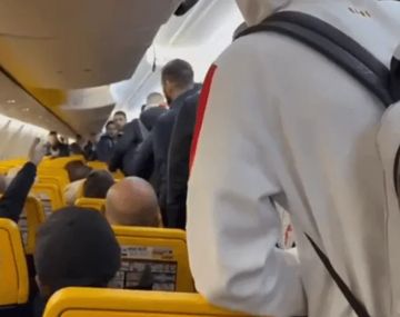 Escándalo en Italia: hinchas de Bari agredieron a los jugadores en pleno avión tras el 5-0 ante Empoli
