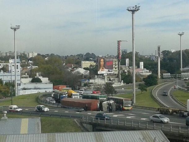 Volcó un camión en General Paz y Panamericana