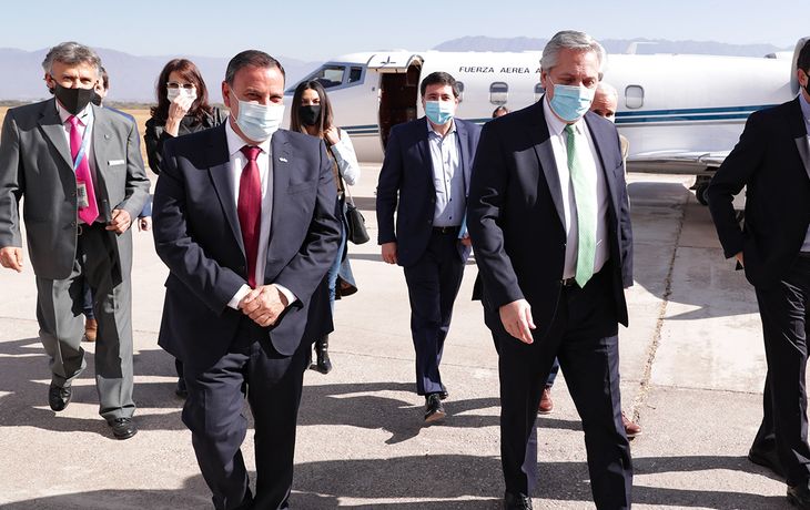 El Presidente arrib&oacute; a La Rioja, donde fue recibido por el gobernador Quintela