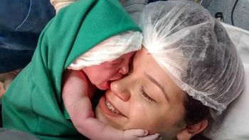 La foto de una hija conociendo a su madre se volvió viral La foto de una hija conociendo a su madre se volvió viral