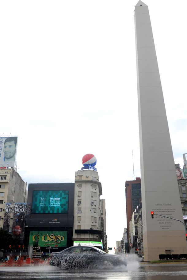 Por el Metrobus, se rompió un caño e inundó la 9 de Julio
