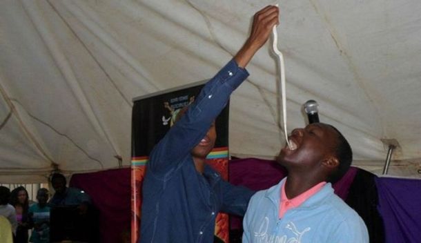 Pastor obligaba a fieles a comer serpientes vivas