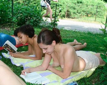 Un grupo de mujeres neoyorkinas se junta a leer en topless