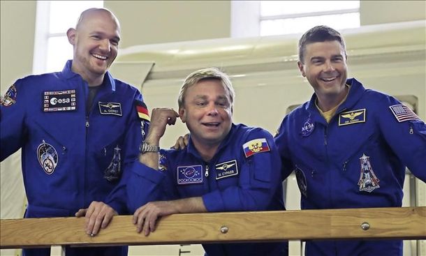 Tres astronautas llegan con éxito a la Estación Espacial Internacional