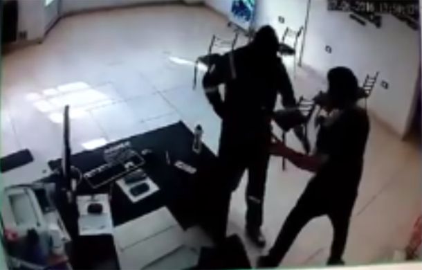 VIDEO: Entró armado a una agencia, maniató a un empleado y se llevó la recaudación