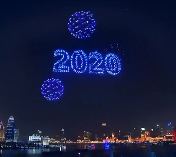 Impresionante: miles de drones luminosos sincronizados, la alternativa china a los fuegos artificiales