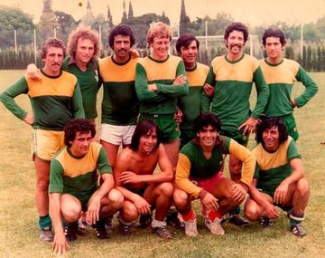 La histórica línea de colectivos que cerró y tuvo a Diego Maradona como figura en el equipo de los choferes