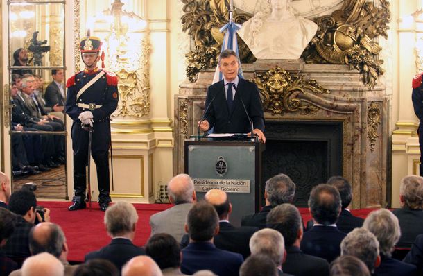 Macri les pidió a los empresarios no reducir su plantel laboral