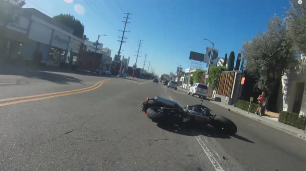 Un conductor se enoja con un motociclista y lo choca