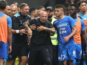 Invadieron la cancha para agredir a Sampaoli y se suspendió el partido