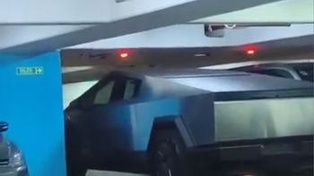 le remolcaron el tesla a un diputado de la libertad avanza por falta de patente le remolcaron el tesla a un diputado de la libertad avanza por falta de patente