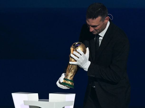 Emocionante: Lionel Scaloni ingresó al sorteo del Mundial 2026 con la Copa del Mundo en sus manos
